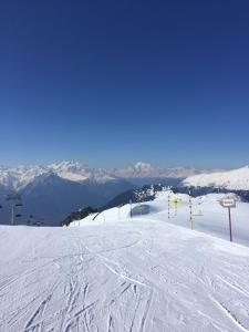 una pista de esquí cubierta de nieve con montañas en el fondo en Chalet Grazia, en Riederalp