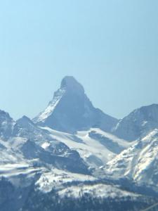 uma montanha com neve no primeiro plano em Chalet Grazia em Riederalp