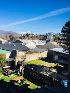 une vue aérienne sur une ville dotée d'une clôture et de bâtiments dans l'établissement Italia Inn Hostel, à San Carlos de Bariloche