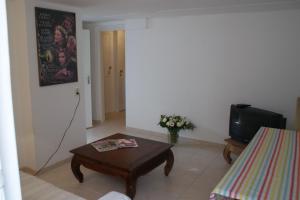 a living room with a coffee table and a tv at Continentaiz Appartement in Zandvoort