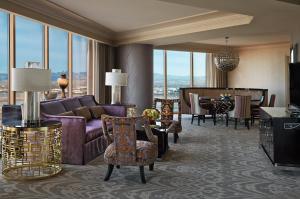 - un salon avec un canapé, des chaises et une table dans l'établissement Four Seasons Hotel Las Vegas, à Las Vegas
