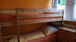 Ένα ή περισσότερα κρεβάτια σε δωμάτιο στο Wohnung 4 mit Bankon Haus Annegrete