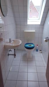 ベンサージールにあるWohnung 4 @ Haus Annegreteのバスルーム(青いトイレ、シンク付)