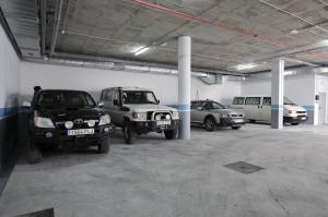 un garaje con varios coches aparcados en él en Hostal Tarifa, en Tarifa
