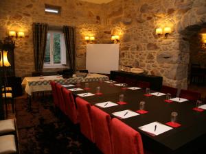 Casa D' Joao Enes - Afife Residence في أفيفي: غرفة مع طاولة طويلة مع كراسي حمراء