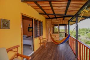 Hotel Alto de los Andaquies的阳台或露台