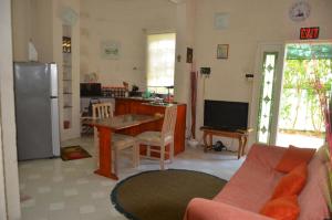 cocina y sala de estar con sofá y mesa en David's Place, en Christ Church