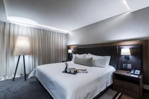 Ένα ή περισσότερα κρεβάτια σε δωμάτιο στο Movich Hotel Las Lomas