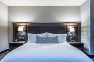 Ένα ή περισσότερα κρεβάτια σε δωμάτιο στο Movich Hotel Las Lomas