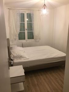 En eller flere senge i et værelse på Cosy Poullan, 2-bedroom apartment, 200 m from the beach