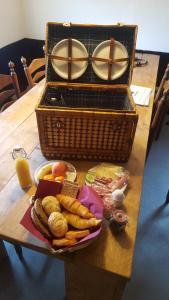 een tafel met een mand en een bord eten bij De Priesnitzhoeve in Laag-Soeren