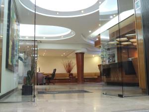 a lobby with a waiting room with a couch at Lisboa Hotel in Mexico City