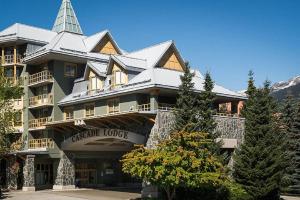 un gran edificio con una torre encima en Cascade Lodge, en Whistler