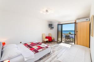 Postel nebo postele na pokoji v ubytování Two-Bedroom Apartment Crikvenica near Sea 12