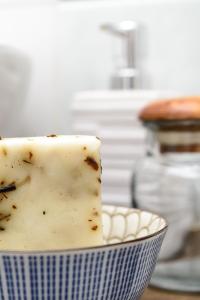 un trozo de queso en un tazón azul y blanco en Al vicolo del Gallo, en Varallo