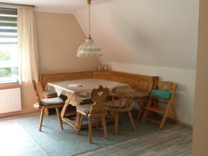 a dining room with a table and chairs at Ferienwohnung Meer&mehr in Mulsum