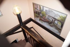 una escalera con una foto en la pared en La Fontana, en Langelsheim