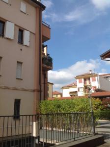 un edificio con una valla delante en Rovelli Room, en Bérgamo 22 fotos más