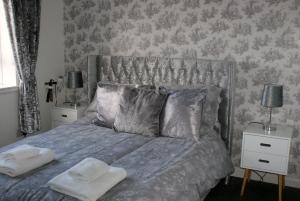 una camera da letto con un letto e due asciugamani di No27 Ayr Beach - Coorie Doon Stays ad Ayr