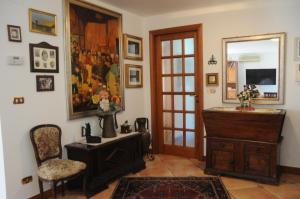 a living room with a dresser and a mirror at La casa di Luna in San Benedetto del Tronto