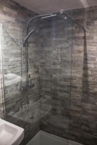 W łazience znajduje się prysznic i umywalka. w obiekcie No27 Ayr Beach - Coorie Doon Stays w mieście Ayr