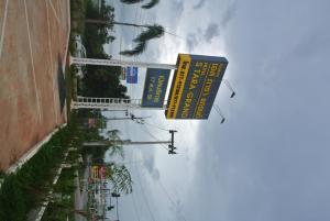 un grupo de señales en el lateral de un edificio en S Tara Grand en Surat Thani