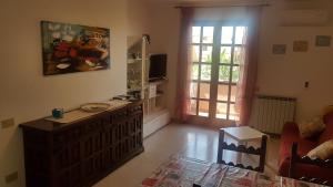 een woonkamer met een dressoir en een tv. bij La Vigna For Family in La Maddalena