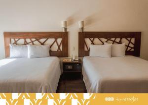 - 2 lits installés l'un à côté de l'autre dans une chambre dans l'établissement Hotel Tres Soles, à Ciudad Madero