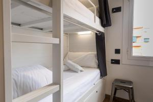Двухъярусная кровать или двухъярусные кровати в номере Airhostel Barcelona Airport 24h