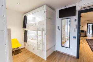 Airhostel Barcelona Airport 24h客房内的一张或多张床位