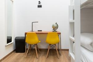 Airhostel Barcelona Airport 24h客房内的一张或多张床位