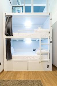 埃普拉特约布里加Airhostel Barcelona Airport 24h的客房内的双层床和两张双层床