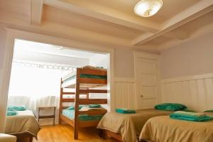 Ein Etagenbett oder Etagenbetten in einem Zimmer der Unterkunft Orange Drive Hostel