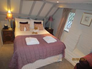 A bed or beds in a room at Strand House 