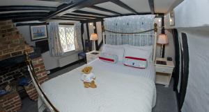 A bed or beds in a room at Strand House 