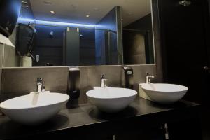 Airhostel Barcelona Airport 24h的一间浴室