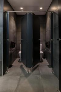 埃普拉特约布里加Airhostel Barcelona Airport 24h的浴室设有黑色的摊位和卫生间
