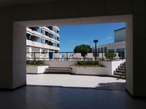 una vista de un edificio desde el exterior de un edificio en Apartamento Barra Tropical Residence, en Salvador