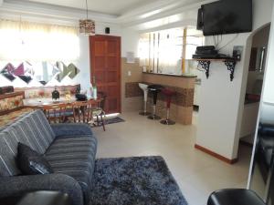 salon z kanapą i jadalnią w obiekcie Apartamento Villa da Praia Residence w mieście Arraial do Cabo