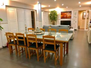 ein Esstisch und Stühle in einem Wohnzimmer in der Unterkunft Casa Golfinho in Viana do Castelo