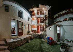 une grande chambre avec un grand bâtiment orné de plantes dans l'établissement Askha Cusco, à Cusco