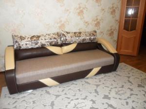 ニジネヴァルトフスクにあるApartment on Ryabinovyy Bul'var 11の革張りのソファ(枕付)