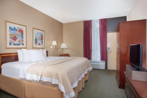 Tempat tidur dalam kamar di Days Inn by Wyndham Statesboro