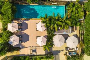 una vista aérea de un complejo con sombrillas y una piscina en Bayview Beachfront Apartments, in town right on the beach, en Byron Bay