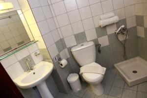 A bathroom at Iolkos Hotel Apartments