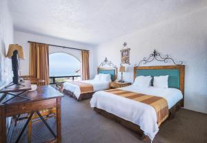 提華納的住宿－Real del Mar Golf Resort，酒店客房设有两张床和电视。