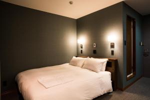 Giường trong phòng chung tại Hotel Daiei Masuda