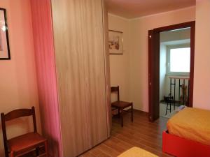 Monte LibrettiにあるCasa Loryのベッドルーム1室(ベッド1台付)と部屋のドア1室が備わります。