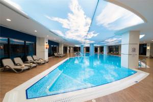 Bazén v ubytování Adalya Elite Lara Hotel - Ultra All Inclusive nebo v jeho okolí