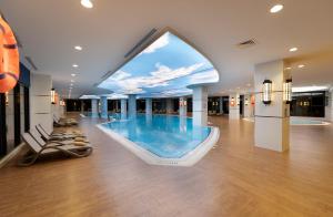 Bazén v ubytování Adalya Elite Lara Hotel - Ultra All Inclusive nebo v jeho okolí